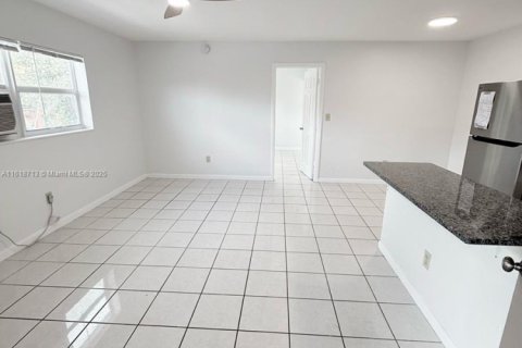 House in Miami, Florida 1 bedroom, 810.39 sq.m. № 1726200 - photo 5