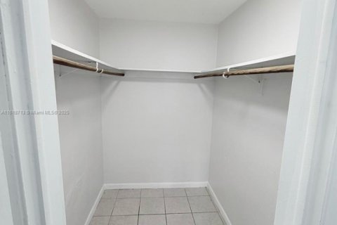 House in Miami, Florida 1 bedroom, 810.39 sq.m. № 1726200 - photo 13