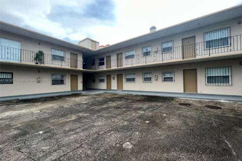 House in Miami, Florida 1 bedroom, 810.39 sq.m. № 1726200 - photo 3