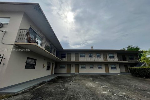 House in Miami, Florida 1 bedroom, 810.39 sq.m. № 1726200 - photo 1
