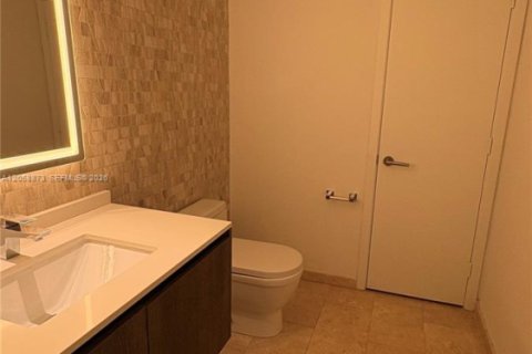 Condominio en alquiler en Miami, Florida, 2 dormitorios, 119.01 m2 № 2274654 - foto 13