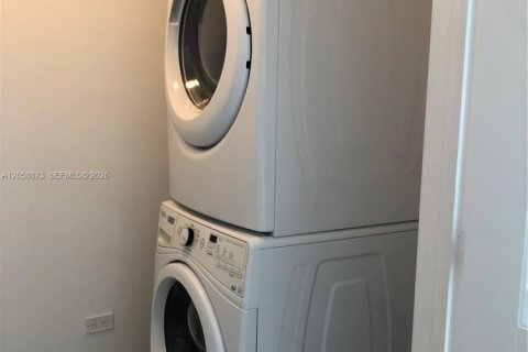 Condominio en alquiler en Miami, Florida, 2 dormitorios, 119.01 m2 № 2274654 - foto 18