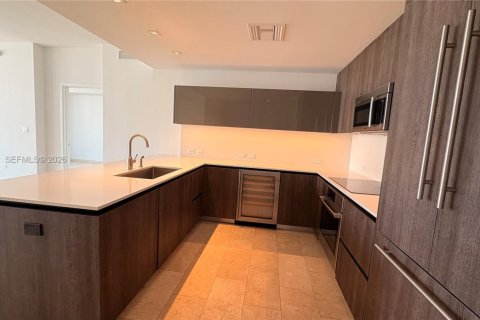 Condominio en alquiler en Miami, Florida, 2 dormitorios, 119.01 m2 № 2274654 - foto 3