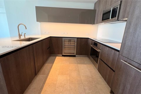Condominio en alquiler en Miami, Florida, 2 dormitorios, 119.01 m2 № 2274654 - foto 2