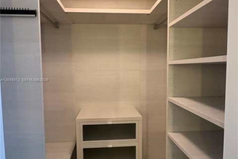 Condominio en alquiler en Miami, Florida, 2 dormitorios, 119.01 m2 № 2274654 - foto 5