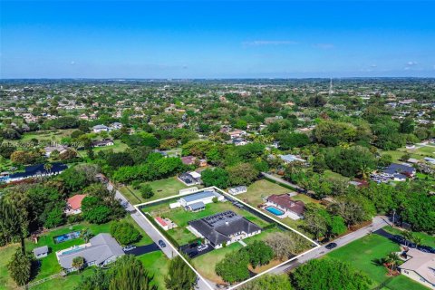 House in Davie, Florida 5 bedrooms, 419.08 sq.m. № 2186395