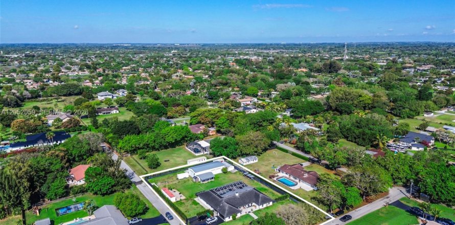 House in Davie, Florida 5 bedrooms, 419.08 sq.m. № 2186395