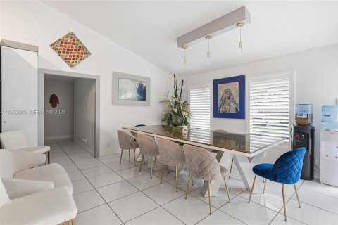 House in Davie, Florida 5 bedrooms, 419.08 sq.m. № 2186395 - photo 21