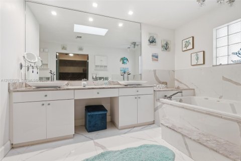 House in Davie, Florida 5 bedrooms, 419.08 sq.m. № 2186395 - photo 14