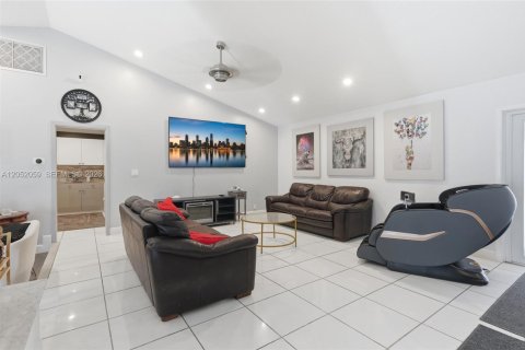 House in Davie, Florida 5 bedrooms, 419.08 sq.m. № 2186395 - photo 7