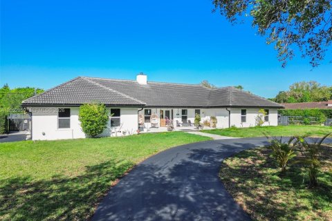 House in Davie, Florida 5 bedrooms, 419.08 sq.m. № 2186395 - photo 2