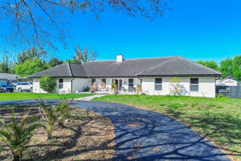 House in Davie, Florida 5 bedrooms, 419.08 sq.m. № 2186395 - photo 3