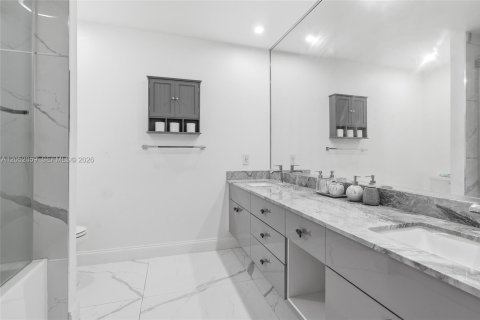 House in Davie, Florida 5 bedrooms, 419.08 sq.m. № 2186395 - photo 18