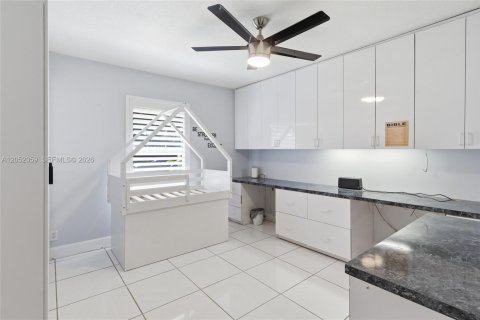 House in Davie, Florida 5 bedrooms, 419.08 sq.m. № 2186395 - photo 17