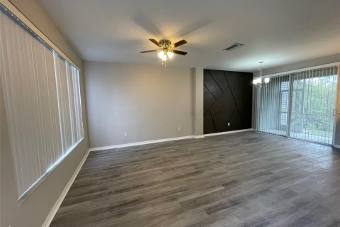 Adosado en alquiler en Seffner, Florida, 2 dormitorios, 105.91 m2 № 1903275 - foto 2