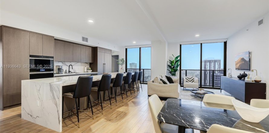 Кондоминиум с 4 спальнями в Майами, Флорида № 1994614