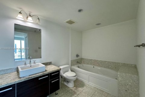 Condo in Miami, Florida, 3 bedrooms  № 1947273 - photo 13