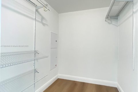 Condo in Miami, Florida, 3 bedrooms  № 1947273 - photo 9