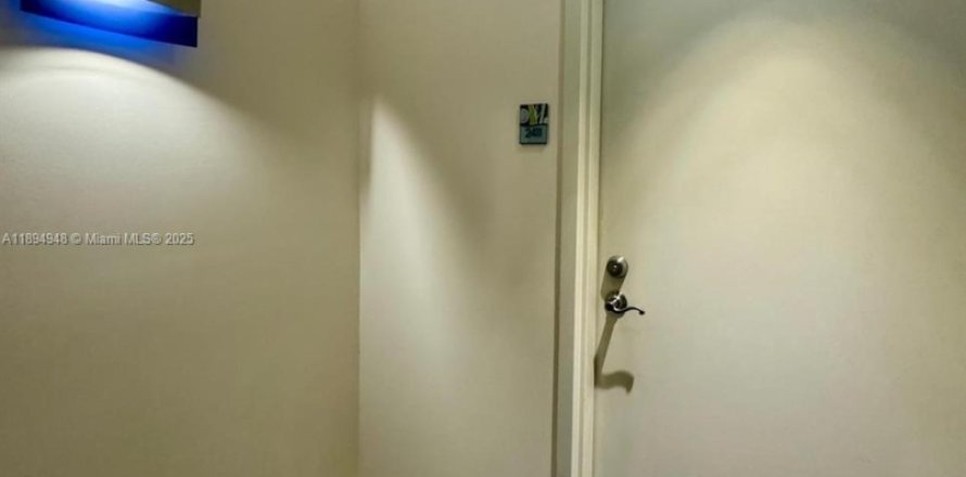 Condo in Miami, Florida, 3 bedrooms  № 1947273