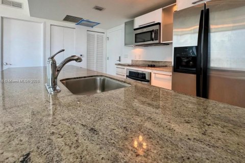 Condo in Miami, Florida, 3 bedrooms  № 1947273 - photo 3