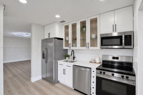 Villa ou maison à louer à Wilton Manors, Floride: 1 chambre, 69.68 m2 № 2400703 - photo 3
