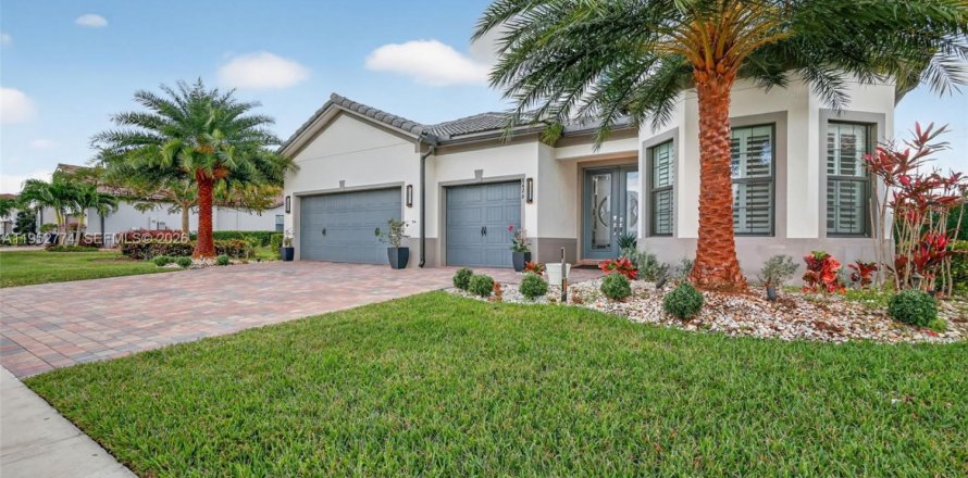 House in Lake Worth, Florida 4 bedrooms, 264.86 sq.m. № 2007720