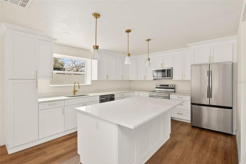 Casa en venta en Clearwater, Florida, 4 dormitorios, 284.93 m2 № 2111841 - foto 3
