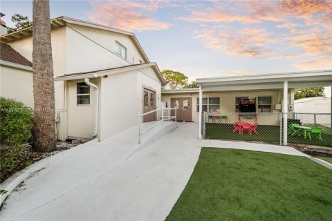 Commercial property in St. Lucie, Florida № 1984804 - photo 9