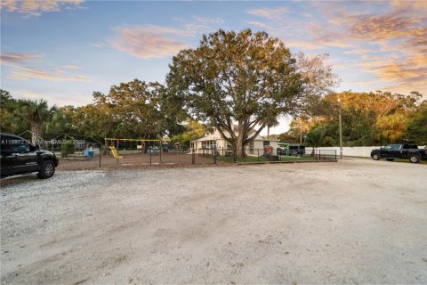 Commercial property in St. Lucie, Florida № 1984804 - photo 7