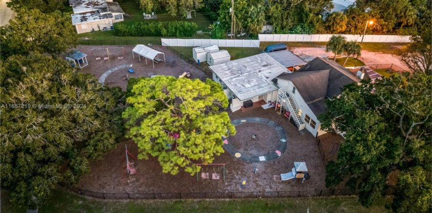 Commercial property in St. Lucie, Florida № 1984804