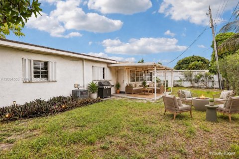 Villa ou maison à louer à North Miami Beach, Floride: 3 chambres, 147.34 m2 № 2390105 - photo 5