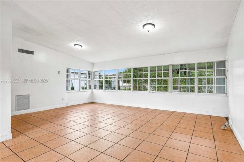 Villa ou maison à louer à North Miami Beach, Floride: 3 chambres, 147.34 m2 № 2390105 - photo 13
