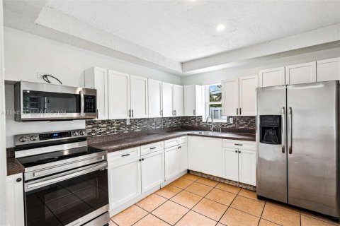 Villa ou maison à louer à North Miami Beach, Floride: 3 chambres, 147.34 m2 № 2390105 - photo 3