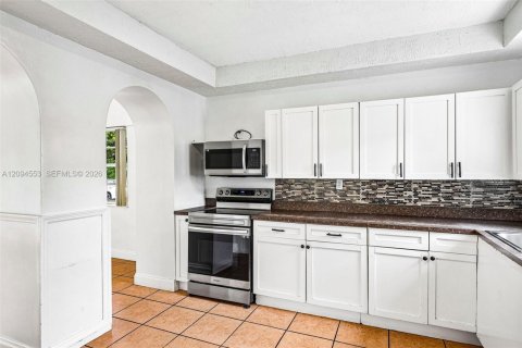 Villa ou maison à louer à North Miami Beach, Floride: 3 chambres, 147.34 m2 № 2390105 - photo 15