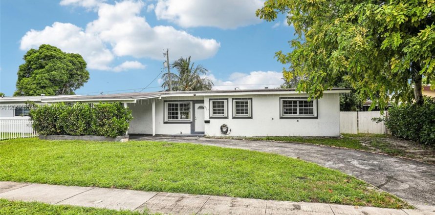 Villa ou maison à North Miami Beach, Floride 3 chambres, 147.34 m2 № 2390105