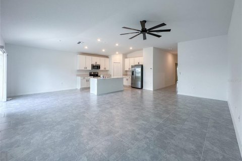 House in Davenport, Florida 4 bedrooms, 180.14 sq.m. № 2383306 - photo 4