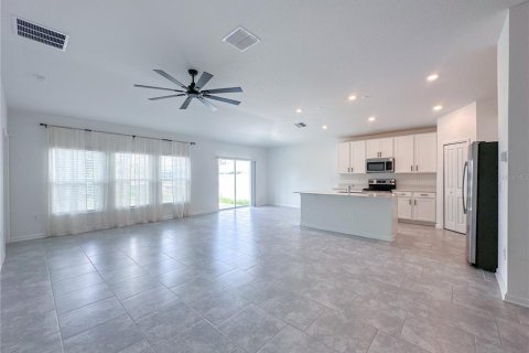 House in Davenport, Florida 4 bedrooms, 180.14 sq.m. № 2383306 - photo 2