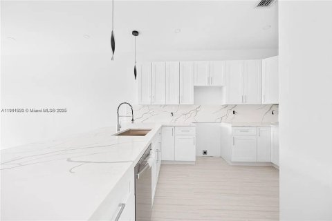 House in Miami, Florida 3 bedrooms, 124.02 sq.m. № 1953512 - photo 3