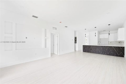 House in Miami, Florida 3 bedrooms, 124.02 sq.m. № 1953512 - photo 7