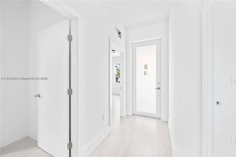 House in Miami, Florida 3 bedrooms, 124.02 sq.m. № 1953512 - photo 13
