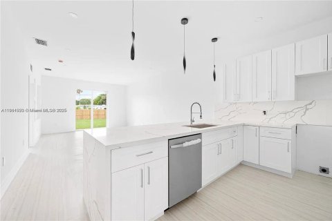 House in Miami, Florida 3 bedrooms, 124.02 sq.m. № 1953512 - photo 5
