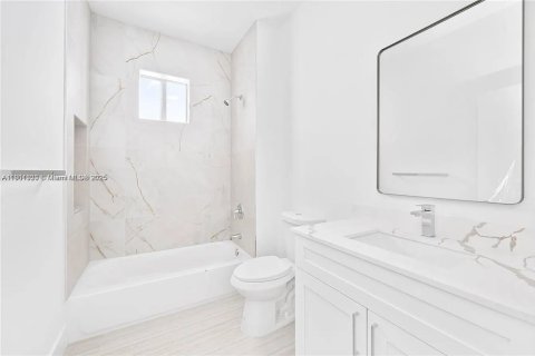House in Miami, Florida 3 bedrooms, 124.02 sq.m. № 1953512 - photo 10
