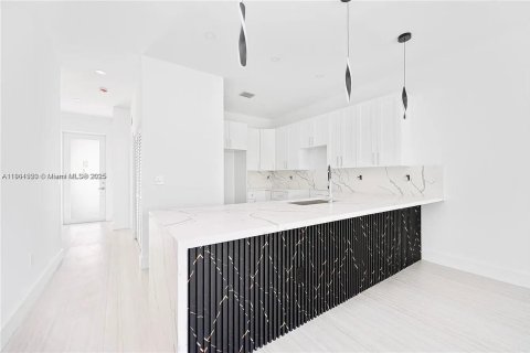 House in Miami, Florida 3 bedrooms, 124.02 sq.m. № 1953512 - photo 9