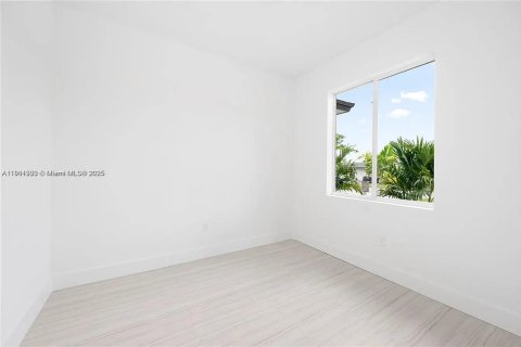 House in Miami, Florida 3 bedrooms, 124.02 sq.m. № 1953512 - photo 12