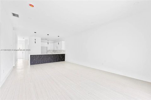 House in Miami, Florida 3 bedrooms, 124.02 sq.m. № 1953512 - photo 8