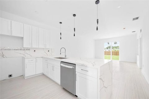 House in Miami, Florida 3 bedrooms, 124.02 sq.m. № 1953512 - photo 6