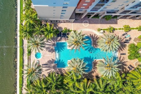 Condominio en venta en Sunny Isles Beach, Florida, 3 dormitorios, 117.43 m2 № 2031871 - foto 19