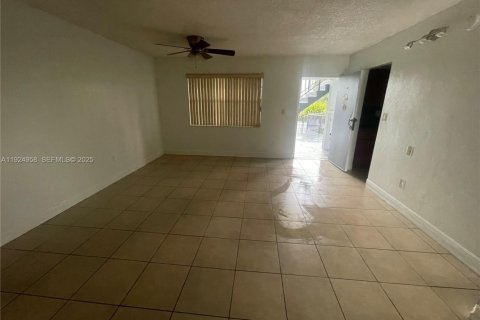 Снять в аренду квартиру в Хайалиа, Флорида 2 спальни, 78.32м2, № 1983119 - фото 4