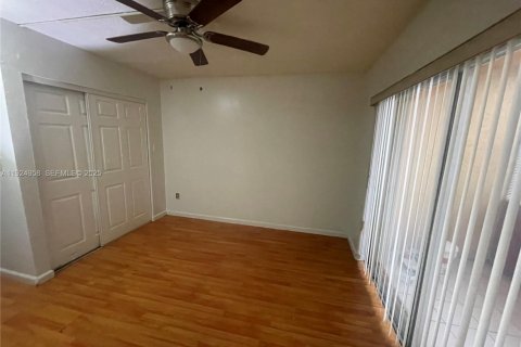 Снять в аренду квартиру в Хайалиа, Флорида 2 спальни, 78.32м2, № 1983119 - фото 7