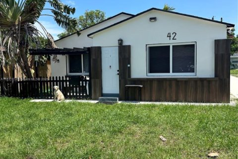 Villa ou maison à vendre à Dania Beach, Floride: 6 chambres, 251.02 m2 № 2015893 - photo 1